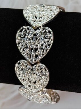 Pretty Silvertone filigree heart stretch bracelet